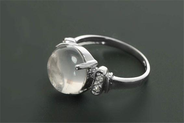 白水晶可以放卧室吗,白水晶适合放在房间什么地方