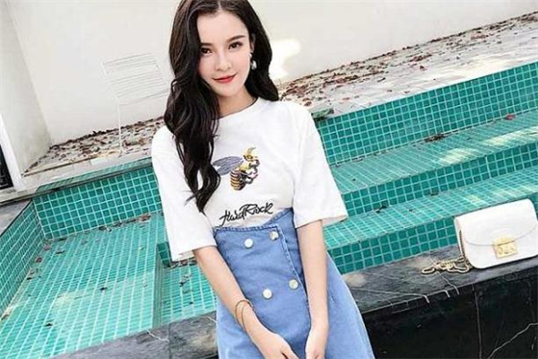 短袖搭配牛仔裙,牛仔外套搭配短裙