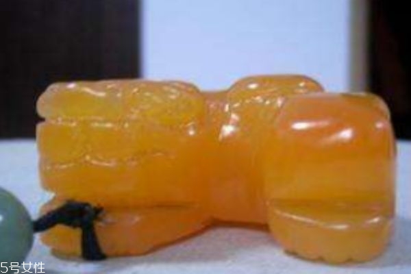 田黄石是玉吗,黄玉有什么功效吗 田黄石是玉吗,黄玉有什么功效吗