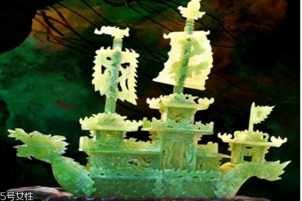 蛇纹石玉价格在1500元,蛇纹石玉值钱吗