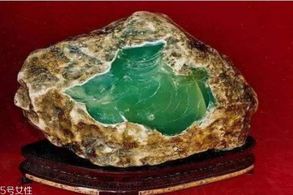 蛇纹石玉的功效和价值,什么是蛇纹石玉