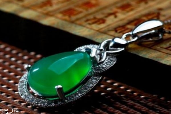 绿玉髓有没有收藏的价值,绿玉髓是什么玉值钱吗 绿玉髓有没有收藏的价值,绿玉髓是什么玉值钱吗