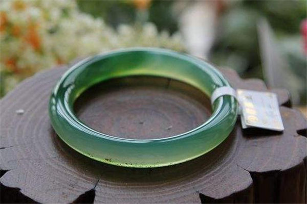 玛瑙玉髓手镯值钱吗,绿玉髓手镯图片及价格表