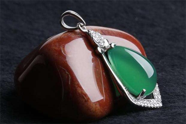 绿玉髓是染色的吗,绿玉髓染色和天然区别