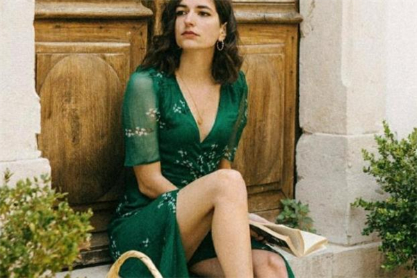 绿色V领连衣裙里面搭什么颜色抹胸,绿色v领毛衣搭配