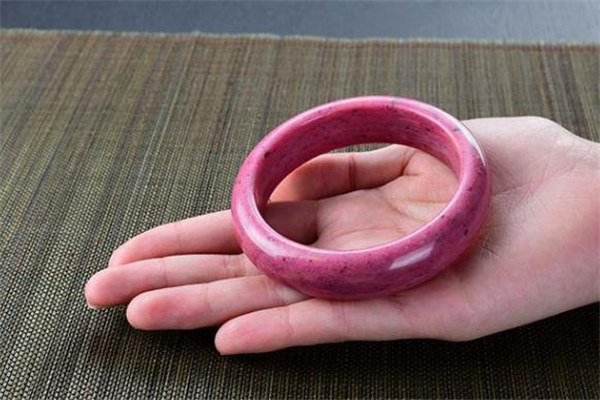 蔷薇辉石的寓意,蔷薇辉石属于什么 蔷薇辉石的寓意,蔷薇辉石属于什么