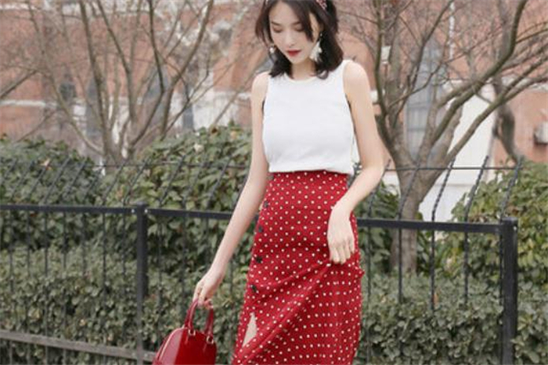 红色波点半身裙配什么上衣,红色波点半身裙怎么搭配