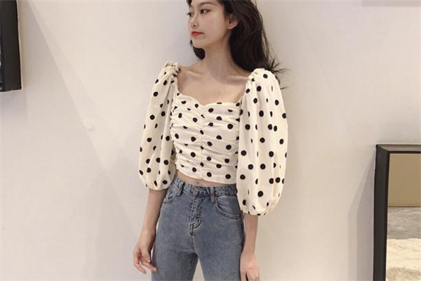 波点上衣搭配牛仔裤,波点上衣搭配牛仔裤穿什么鞋子