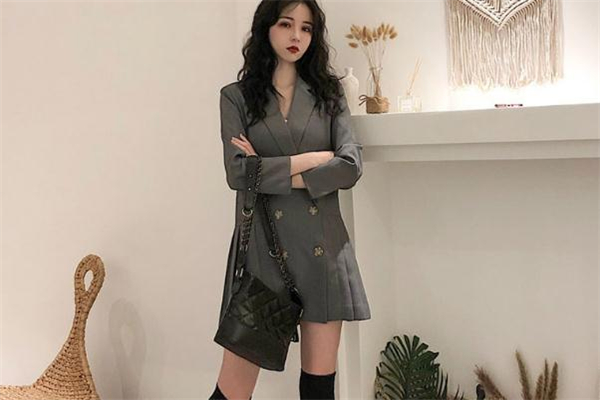 灰色西装裙配什么鞋子,灰色西装裙搭配什么颜色鞋子