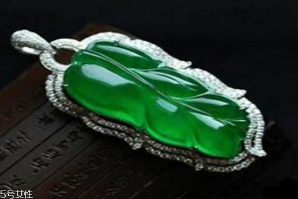 翡翠跟和田玉的区别,翡翠和和田玉的区别是什么?哪一个更好? 翡翠跟和田玉的区别,翡翠和和田玉的区别是什么?哪一个更好?