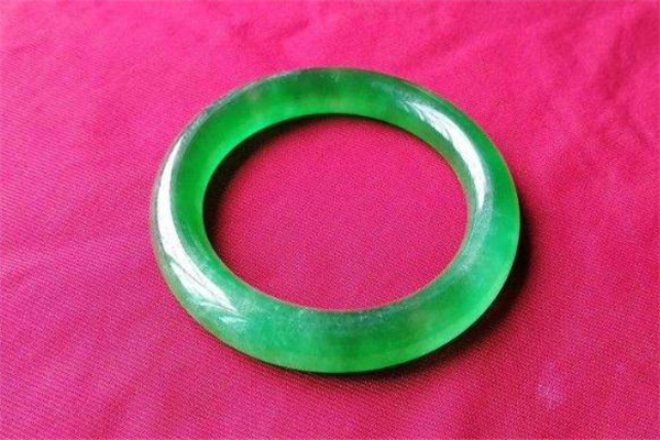 豆种满绿翡翠值钱吗,满绿翡翠值钱吗