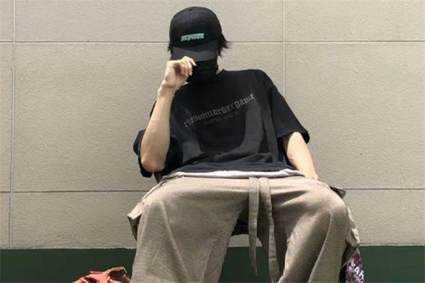 黑色鸭舌帽配什么衣服,黑色鸭舌帽怎么清洗