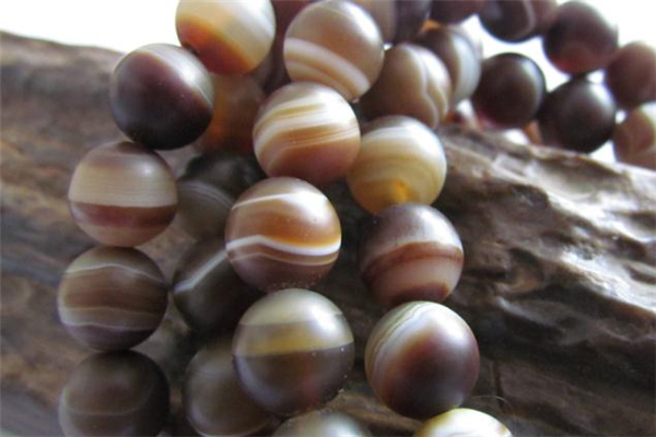 缠丝玛瑙天珠的功效和作用,千年缠丝玛瑙的功效和作用