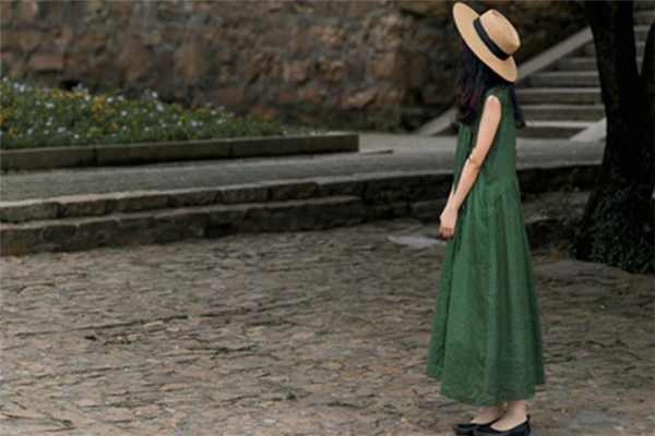 绿色棉麻连衣裙好看吗,绿色棉麻连衣裙搭配什么外套