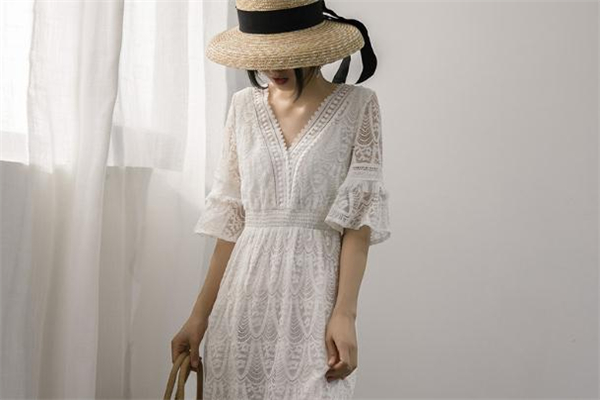 白色蕾丝连衣裙搭配什么鞋子好看,白色蕾丝连衣裙配什么外套