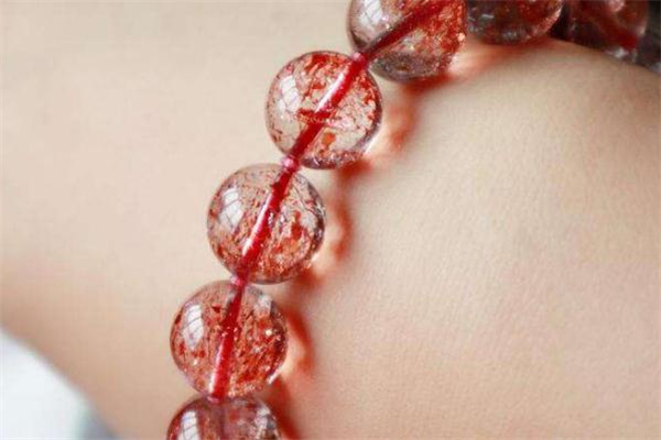 冰种草莓晶值钱吗,鸽血红草莓晶值钱吗