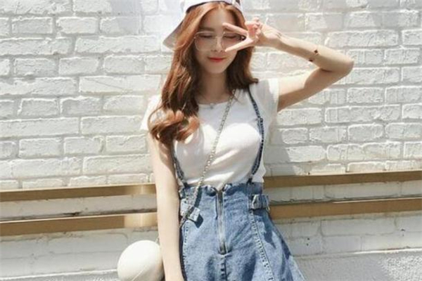 牛仔背带裤配白色上衣好看还是灰色,牛仔背带裤配白色上衣还是橙色上衣好看