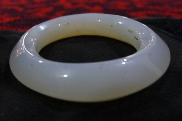 白玛瑙有灵性吗,白色玛瑙戴久了会有灵性吗