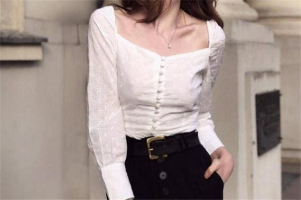 白色高腰裤搭配什么上衣,白色圆领卫衣下面搭配什么裤子