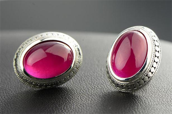 红刚玉的功效和作用,红刚玉的功效和作用红刚玉和红宝石的区别