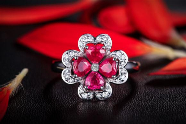 红宝石和石榴石哪个好看,红宝石和石榴石哪个更值得买