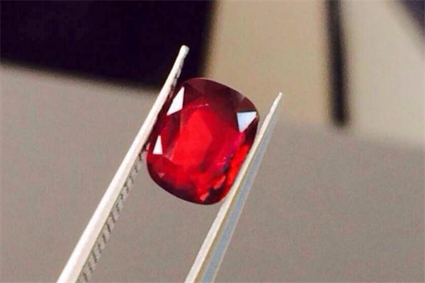 红宝石和红刚玉的区别是什么,红刚玉是红宝石吗