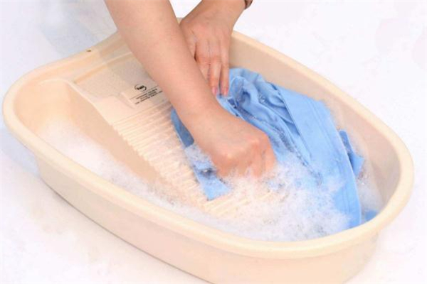 小苏打可以洗有颜色的衣服吗,小苏打不能洗哪些衣服