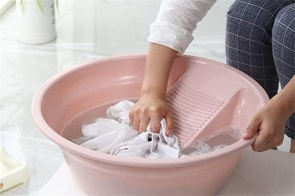 小苏打怎么洗衣服变白,小苏打加什么洗白衣服最干净 小苏打怎么洗衣服变白,小苏打加什么洗白衣服最干净