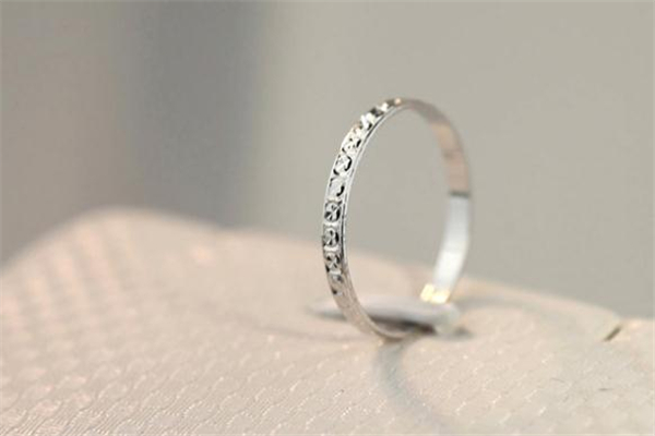 女生尾戒戴左手还是右手,男生尾戒戴左手还是右手