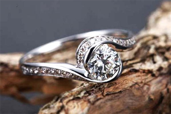 钻戒回收会贬值吗,钻戒能回收吗 会贬值吗