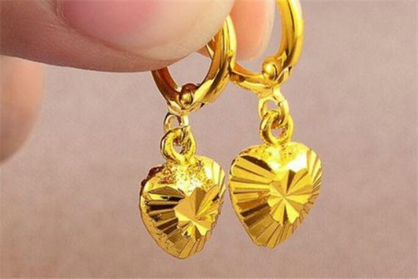 老年人黄金耳环的戴法,70岁老人戴什么样黄金耳环