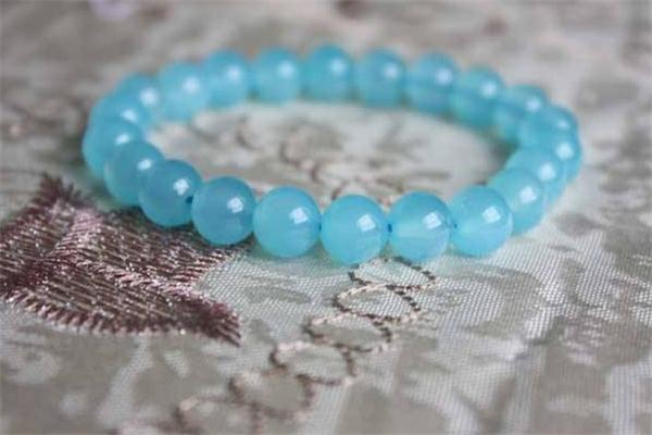 蓝玉髓是什么石头,蓝色玉髓原石是什么样的 蓝玉髓是什么石头,蓝色玉髓原石是什么样的