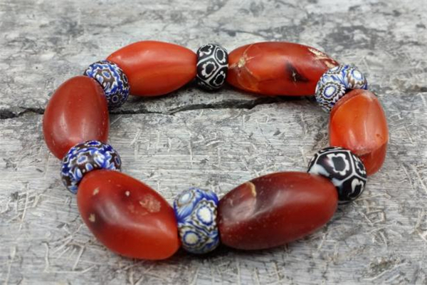 南红手串有裂纹是什么原因,南红玛瑙有裂纹怕不怕 南红手串有裂纹是什么原因,南红玛瑙有裂纹怕不怕