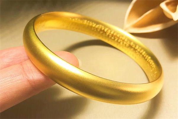 黄金古法手镯图片大全集,古法金手镯买正好还是大一点好?