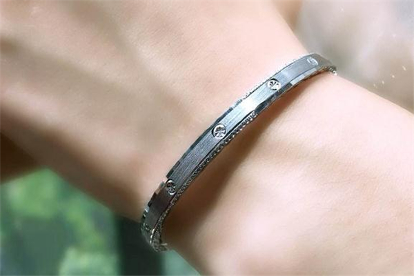 买铂金手镯时注意哪些,铂金手镯戴在哪个手好