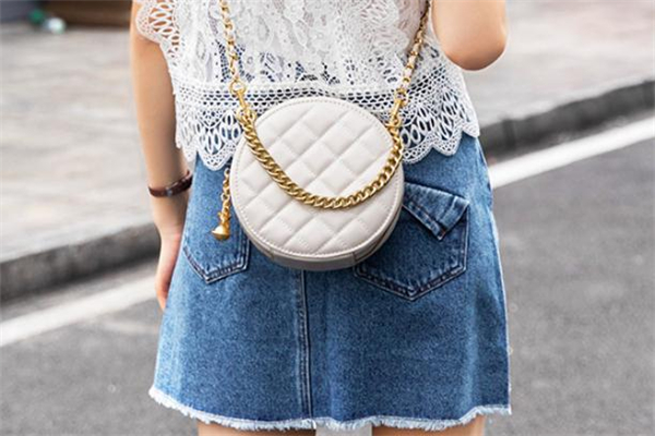 白色菱格包包怎么搭配,白色菱格包包