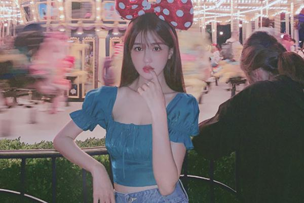 蓝色方领上衣怎么搭配,蓝色方领上衣搭配什么裙子图片