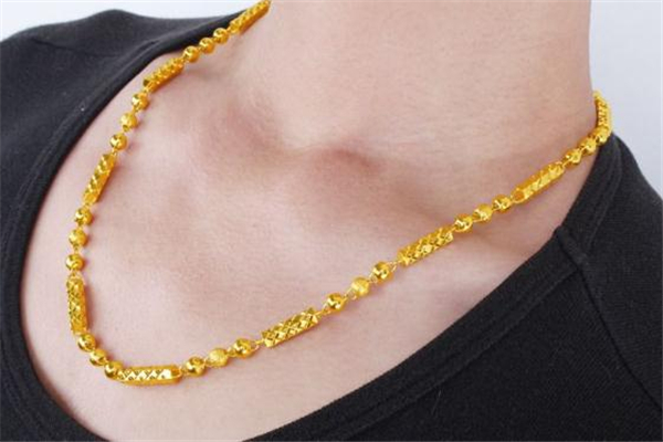 黄金项链和彩金项链哪个好,黄金项链和彩金项链哪一个值钱一点好 黄金项链和彩金项链哪个好,黄金项链和彩金项链哪一个值钱一点好