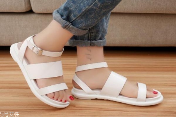 什么颜色的鞋子百搭,休闲鞋什么颜色百搭