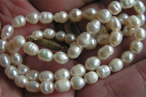 珍珠项链为什么会脱皮,珍珠项链会掉皮吗