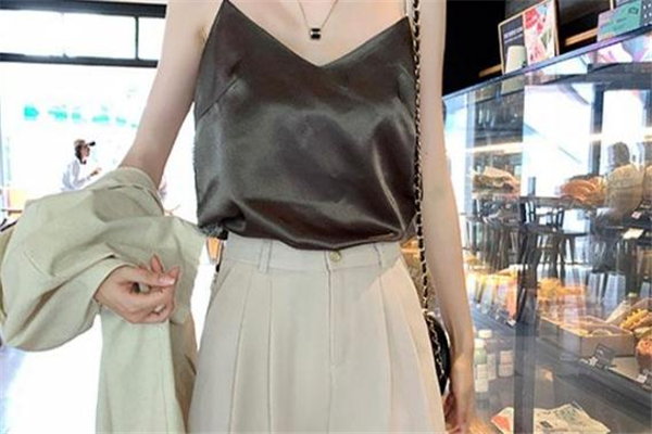 吊带背心怎么搭配裤子,吊带配短裤套装