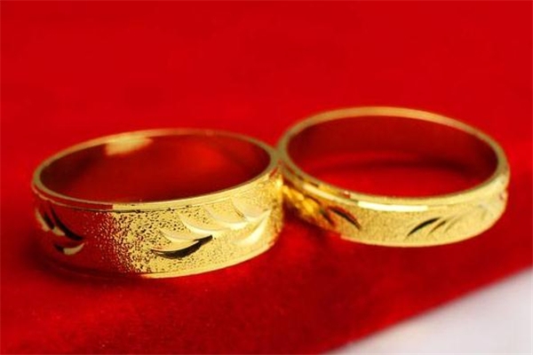 黄金戒指和钻石戒指哪个保值,钻石戒指保值还是黄金戒指保值