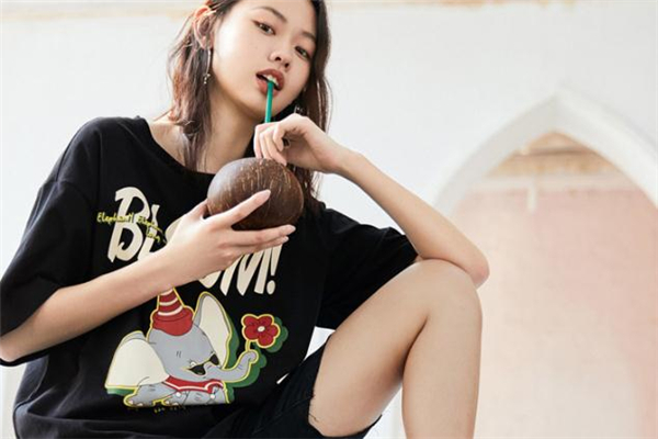 黑色衣服上的油点用什么可以洗掉,黑衣服上的油点子怎么洗掉 黑色衣服上的油点用什么可以洗掉,黑衣服上的油点子怎么洗掉