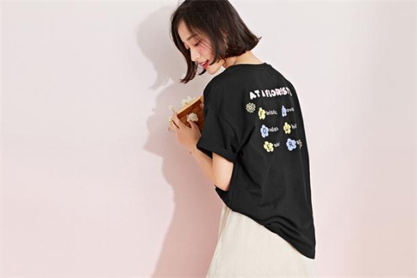 黑色衣服适合黄皮肤吗,黄皮肤适合穿黑色的衣服吗 黑色衣服适合黄皮肤吗,黄皮肤适合穿黑色的衣服吗