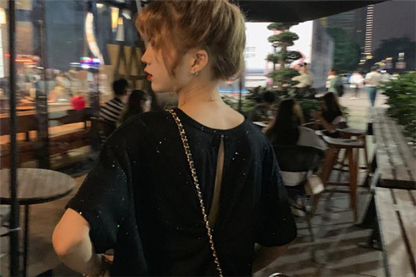 黑色衣服显白还是白色衣服显白?,黑色衣服和白色衣服哪个显白