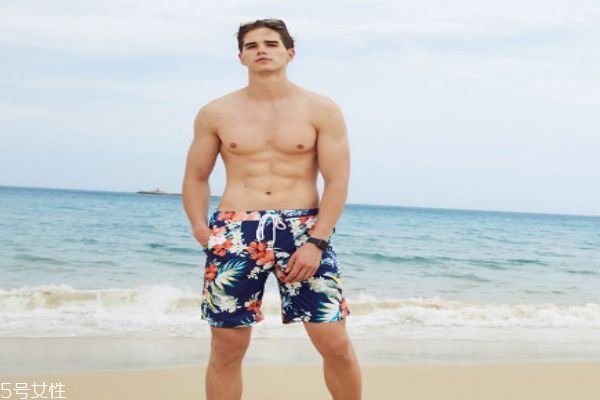 沙滩裤可以游泳馆游泳吗,可以直接穿沙滩裤游泳吗