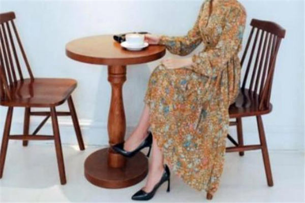 碎花裙搭配高跟鞋,碎花裙搭配高跟鞋好看吗