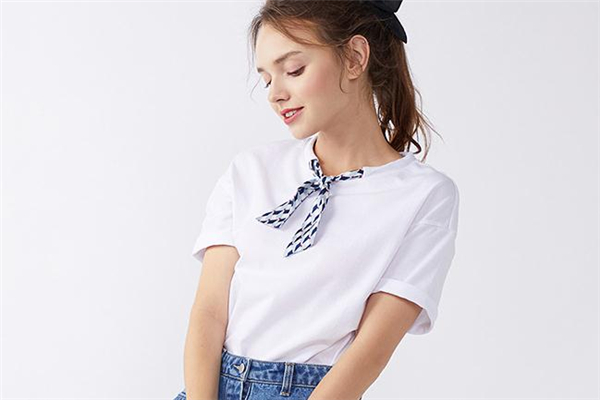 白色衣服被牛仔裤染色了怎么洗掉,白色衣服被牛仔裤染了怎么办 白色衣服被牛仔裤染色了怎么洗掉,白色衣服被牛仔裤染了怎么办