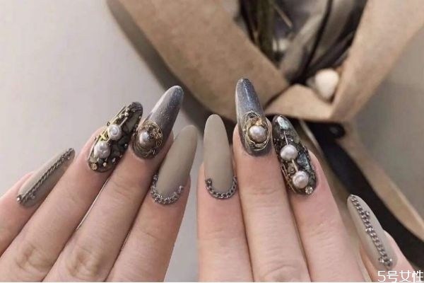 做完延长甲上色要涂底胶吗,延长甲后上色前要涂底胶吗 做完延长甲上色要涂底胶吗,延长甲后上色前要涂底胶吗