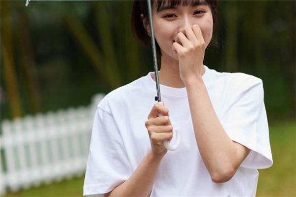 白色衣服上的红酒渍用什么洗掉,白色衣服上有红酒渍,怎么洗啊 白色衣服上的红酒渍用什么洗掉,白色衣服上有红酒渍,怎么洗啊